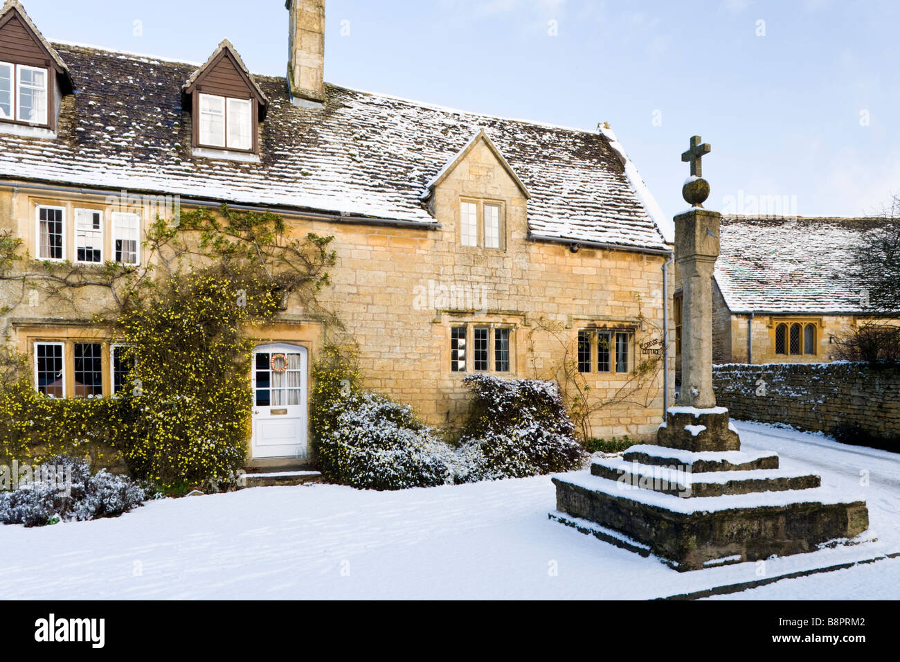 Neige de l'hiver au Chalet Croix dans le village de Cotswold Stanton, Gloucestershire Banque D'Images