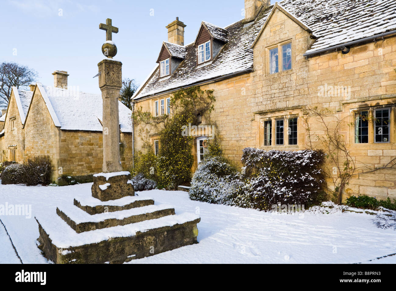 Neige de l'hiver au Chalet Croix dans le village de Cotswold Stanton, Gloucestershire Banque D'Images