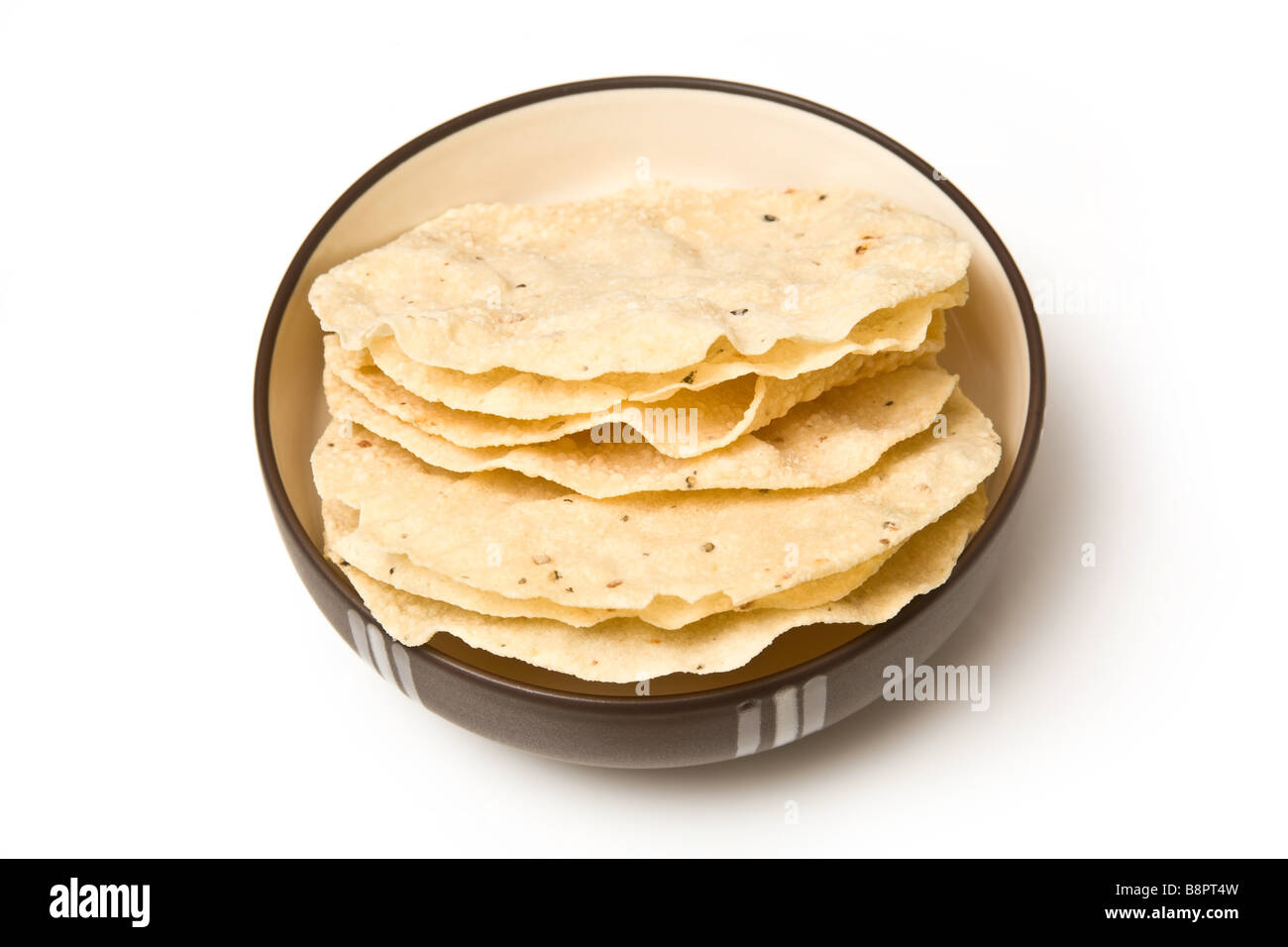 Bol de Pappadums isolated on a white background studio Banque D'Images