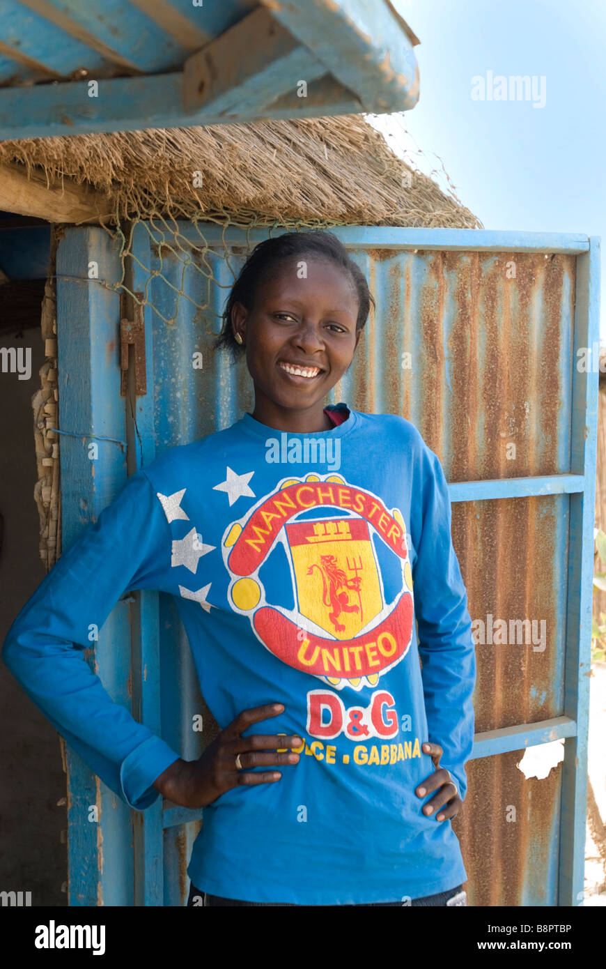 Teenage girl wearing sénégalais maillot de football Manchester United Banque D'Images