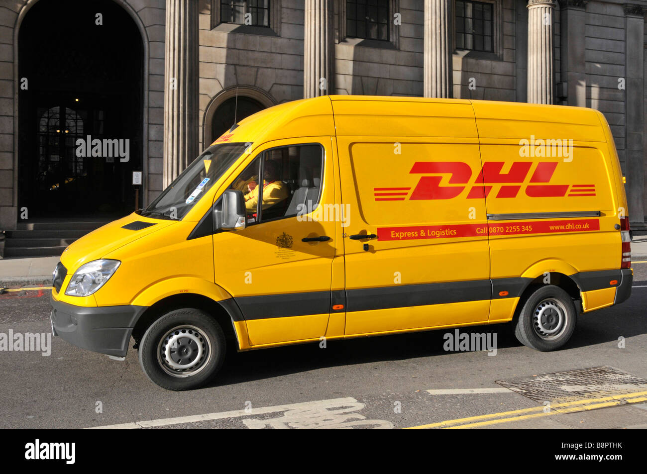 Livraison de colis DHL van hors Banque d'Angleterre van retiré dans photoshop graffiti voir image PTHN8B Nombre d'écriture Graffiti Banque D'Images