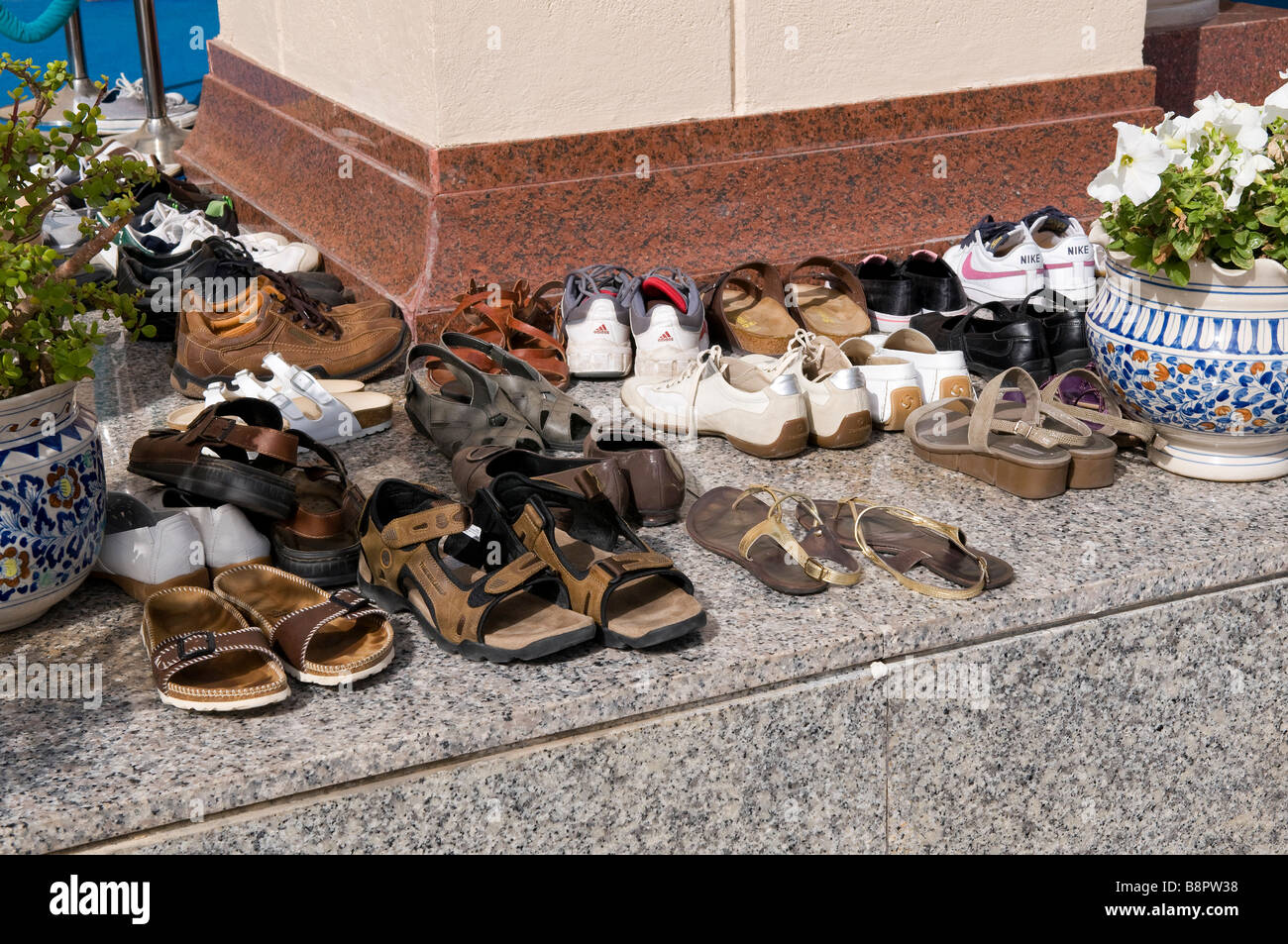 Chaussures à l'extérieur de tourisme la mosquée de Jumeirah, Dubaï, Émirats arabes unis Banque D'Images