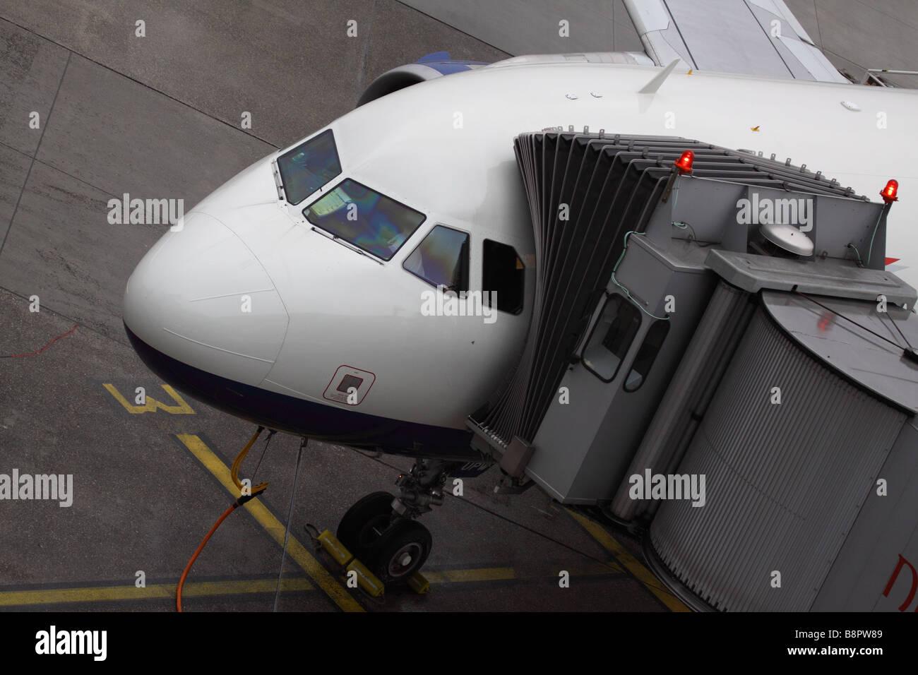 Avion de ligne au terminal de l'Aéroport International de Düsseldorf, avec airbridge à avion Banque D'Images