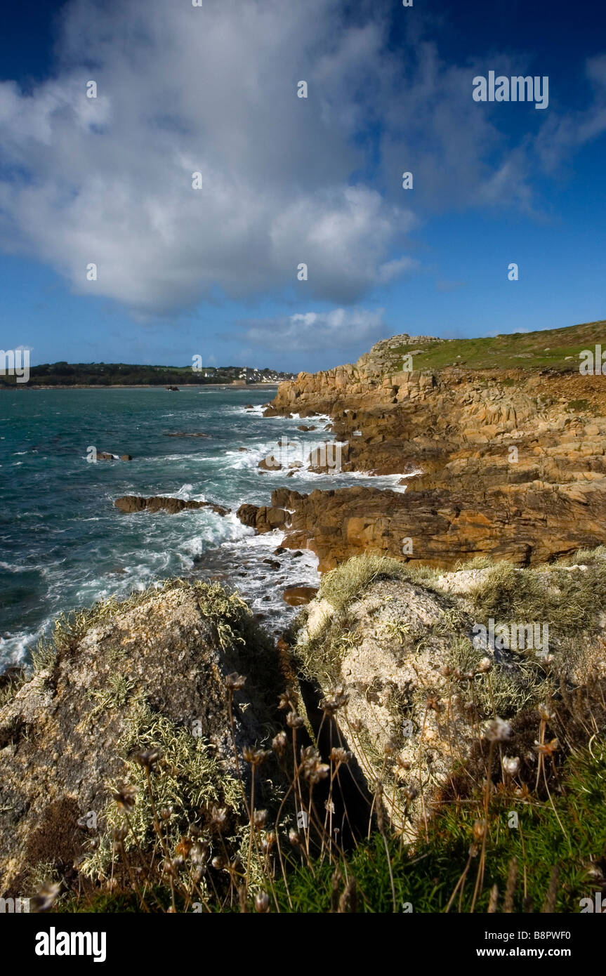 Vagues se briser contre les rochers à Porthcressa Bay. Hugh Town. Er mai's. Îles Scilly. Cornwall. SW l'Angleterre. UK Banque D'Images