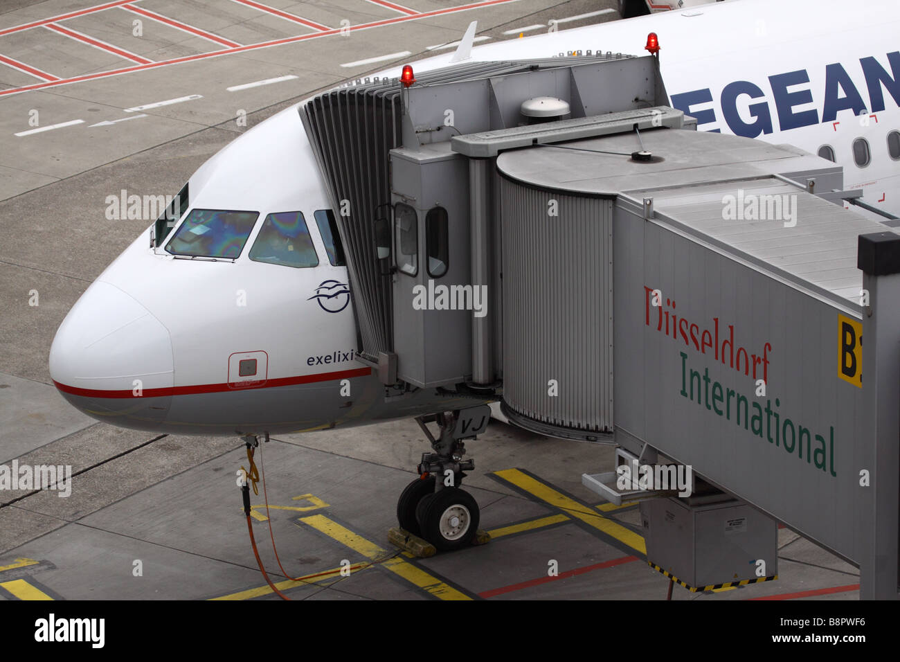 Avion de ligne au terminal de l'Aéroport International de Düsseldorf, avec airbridge à avion Banque D'Images