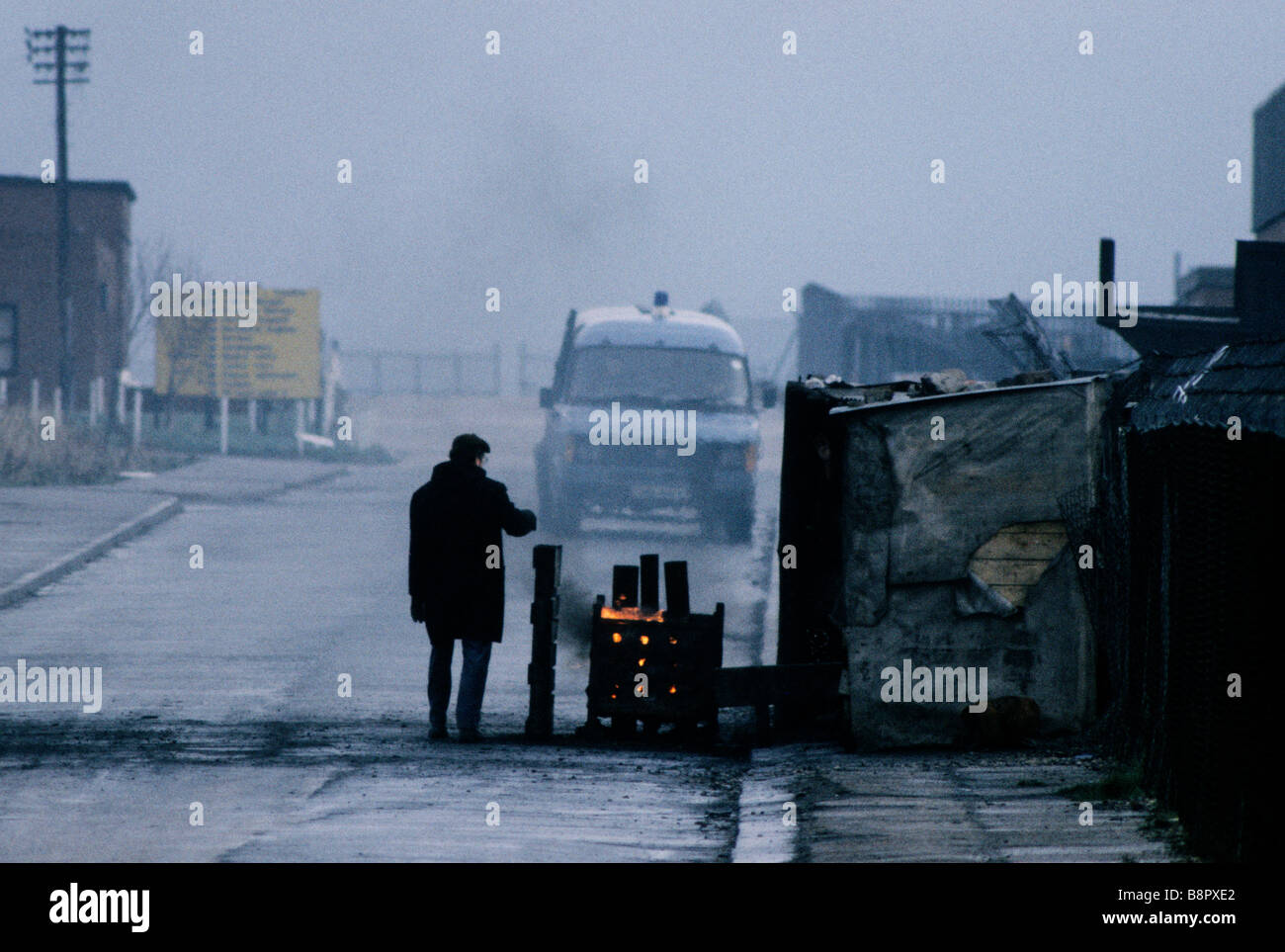 La grève des mineurs de 1984 1985 mineur maintient au chaud sur la ligne de piquetage au Fitzwilliam Yorshire mine Banque D'Images