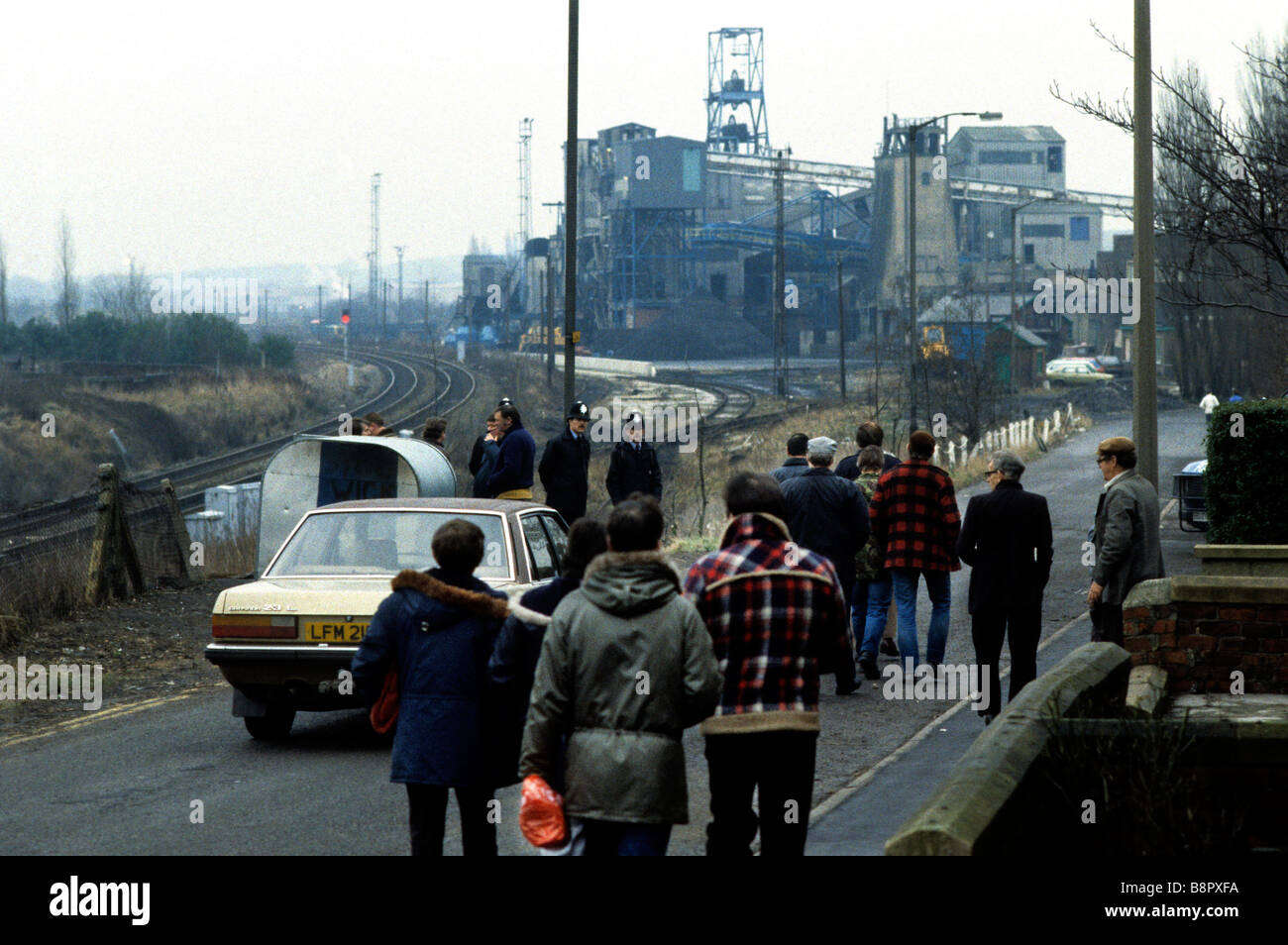 La grève des mineurs de 1984, 1985 mineurs de traverser la polce protégé les lignes de piquetage à Kiveton Pit Yorkshire du Sud COPYRIGHT P Banque D'Images
