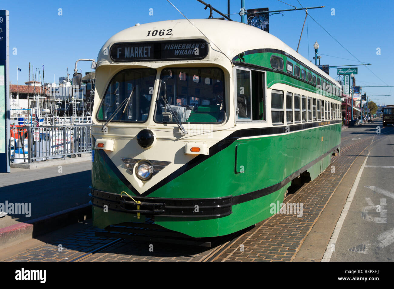 Une F-Line streetcar sur Jefferson Street, Fisherman's Wharf, San Francisco, California, USA Banque D'Images