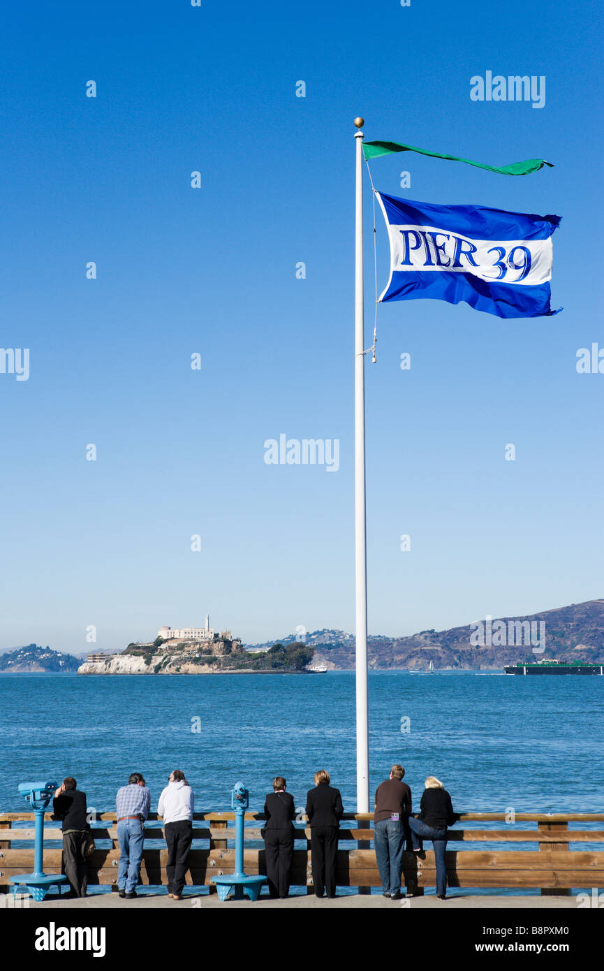 Vue d'Alcatraz de Pier 39, Fisherman's Wharf, San Francisco, California, USA Banque D'Images