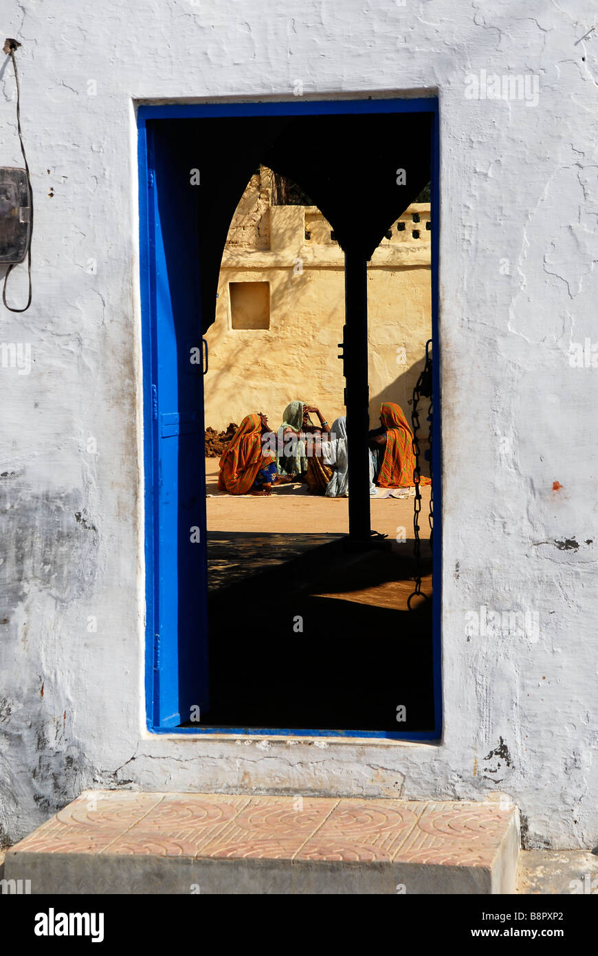 Groupe de femmes indiennes assis autour de repos, Rajasthan, Inde Banque D'Images