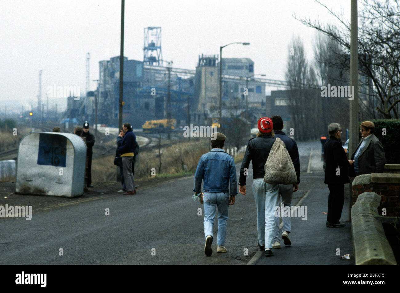 La grève des mineurs de 1984, 1985 mineurs de traverser la polce protégé les lignes de piquetage à Kiveton Pit South Yorkshire Banque D'Images