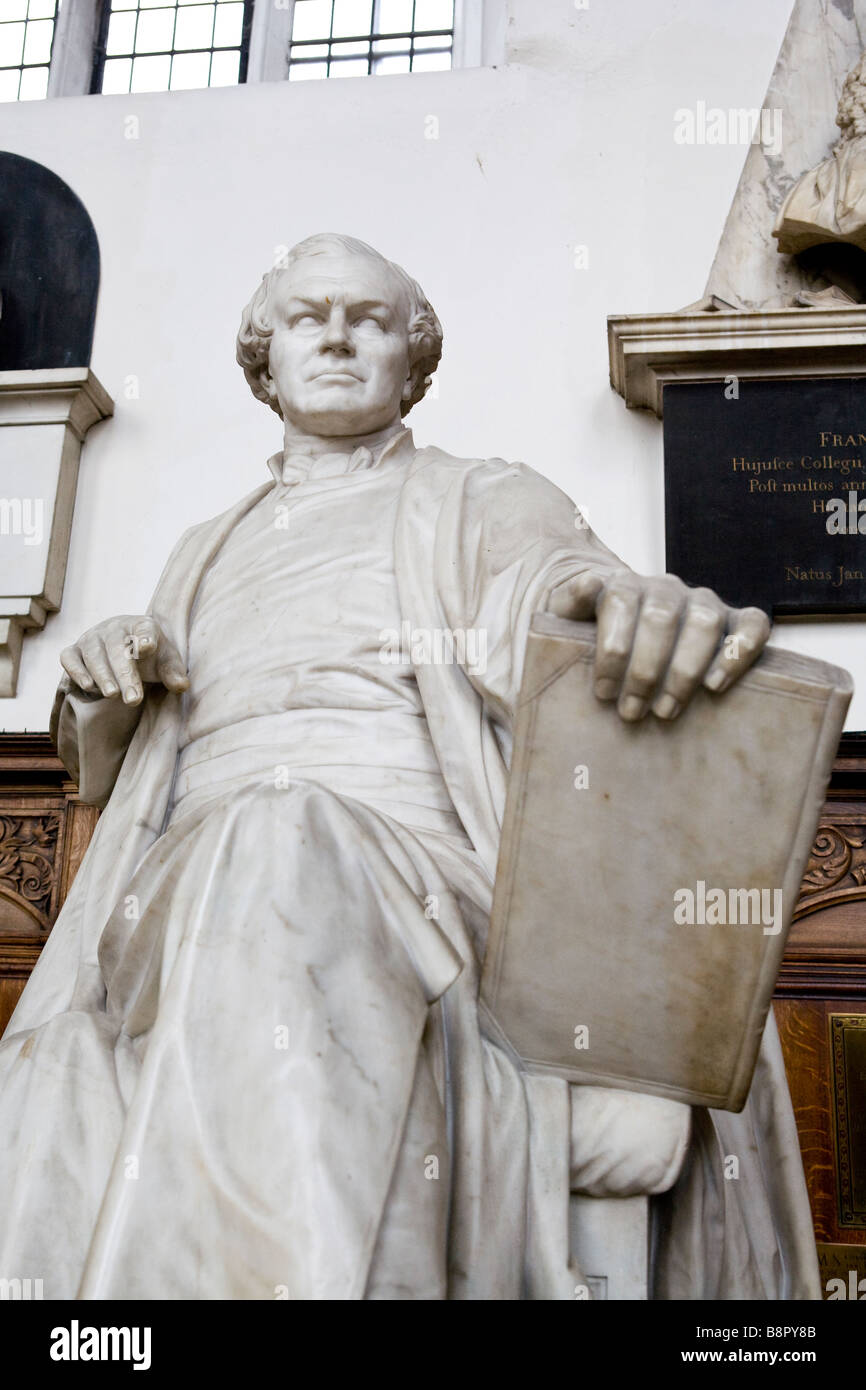 William Whewell master statue en marbre à Trinity College Cambridge chapelle ante Banque D'Images