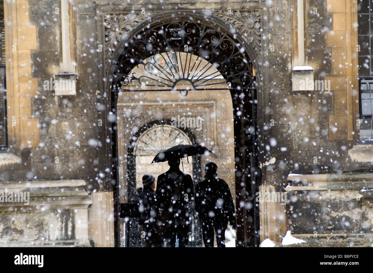 La Bibliothèque Bodlean dans une tempête de neige à l'Université d'Oxford Banque D'Images