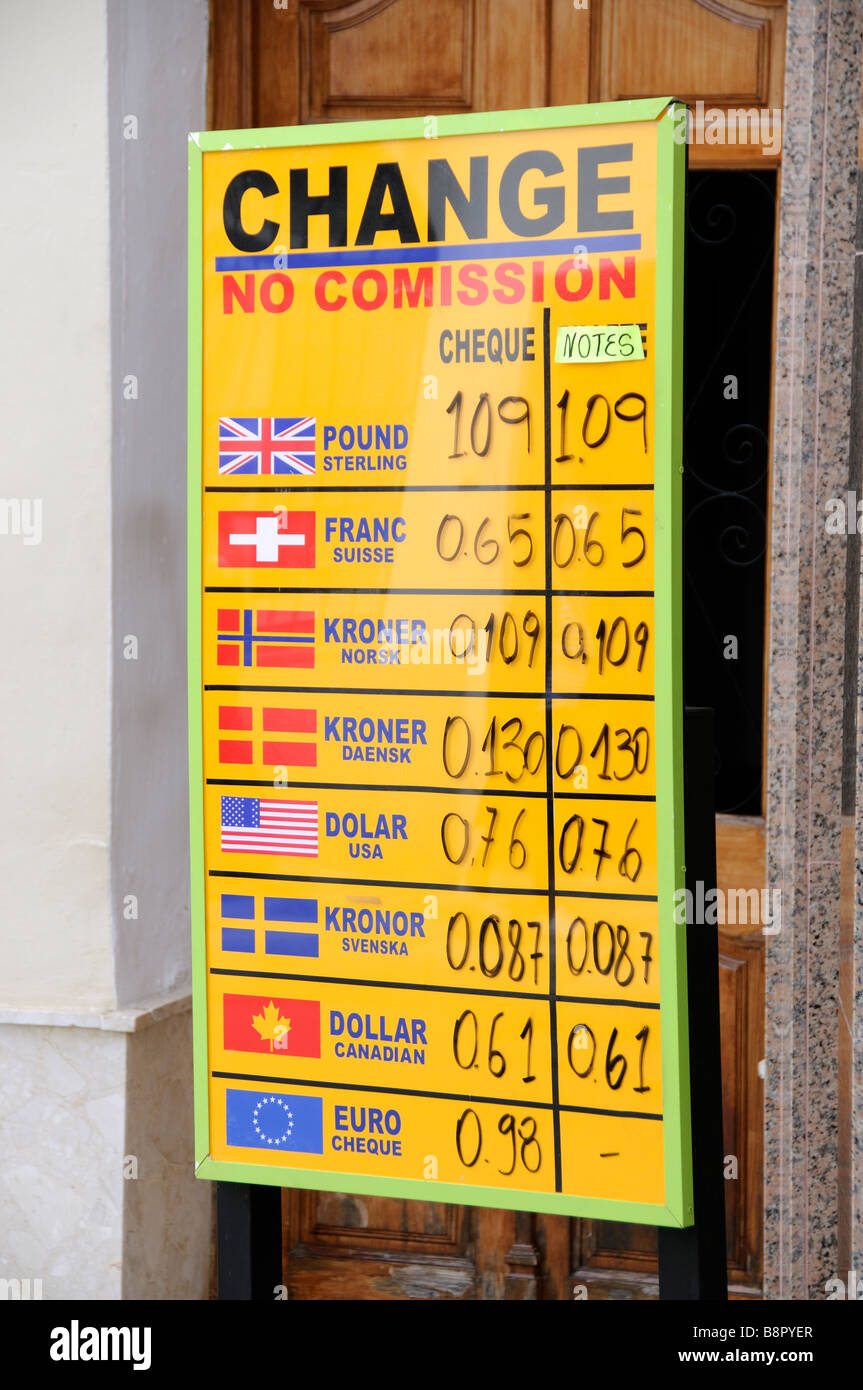 Les taux de change de l'argent sur une liste à l'extérieur du bureau du  conseil d'inscription le taux de change pour les devises Photo Stock - Alamy