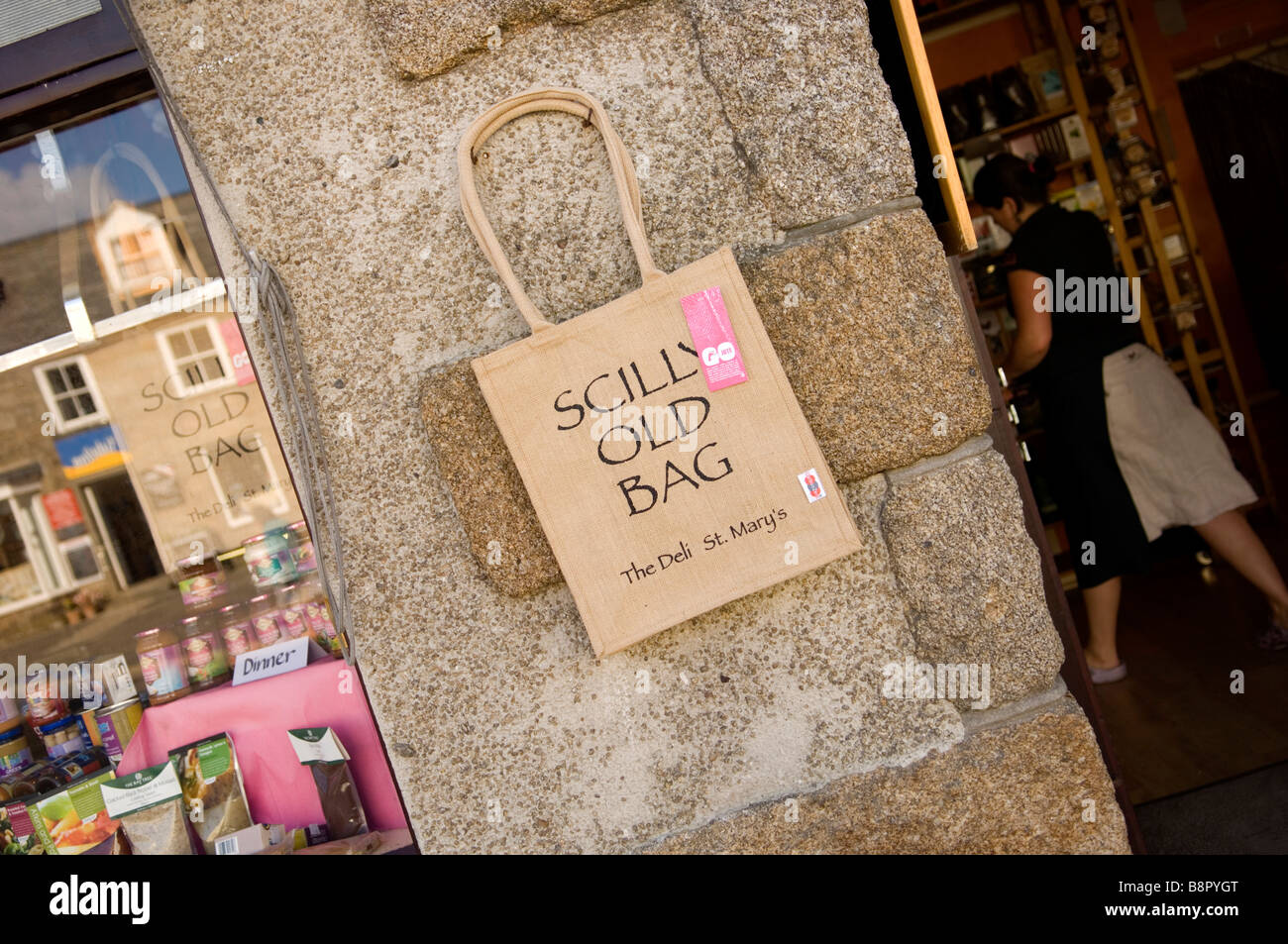 Deli Shop exterior montrant un journal humoristique panier appelé scilly vieux sac. Hugh Town. St Mary's. îles Scilly. cornwall uk Banque D'Images