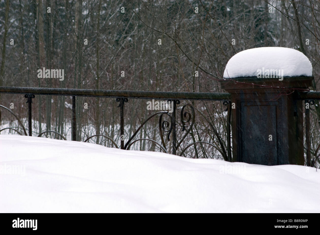 Chemin du vieux pont couvert de neige. Banque D'Images