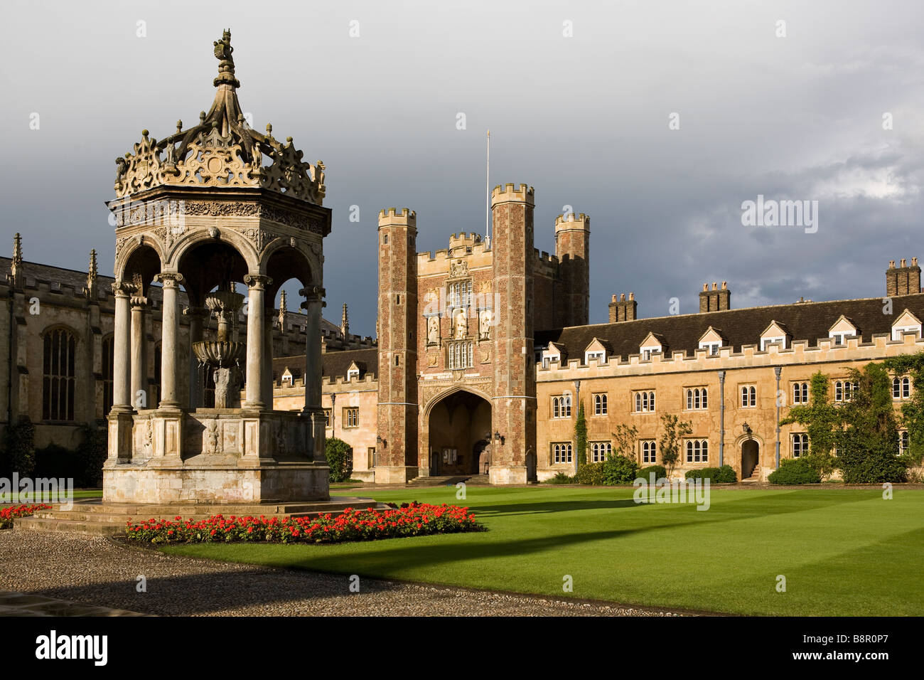 Trinity College Cambridge grande porte et fontaine dans la Grande Cour après la tempête Banque D'Images