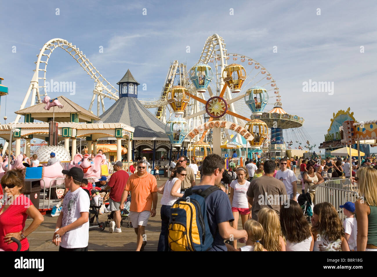 Un parc d'amusement avec une foule de visiteurs à l'ocean shore. Banque D'Images