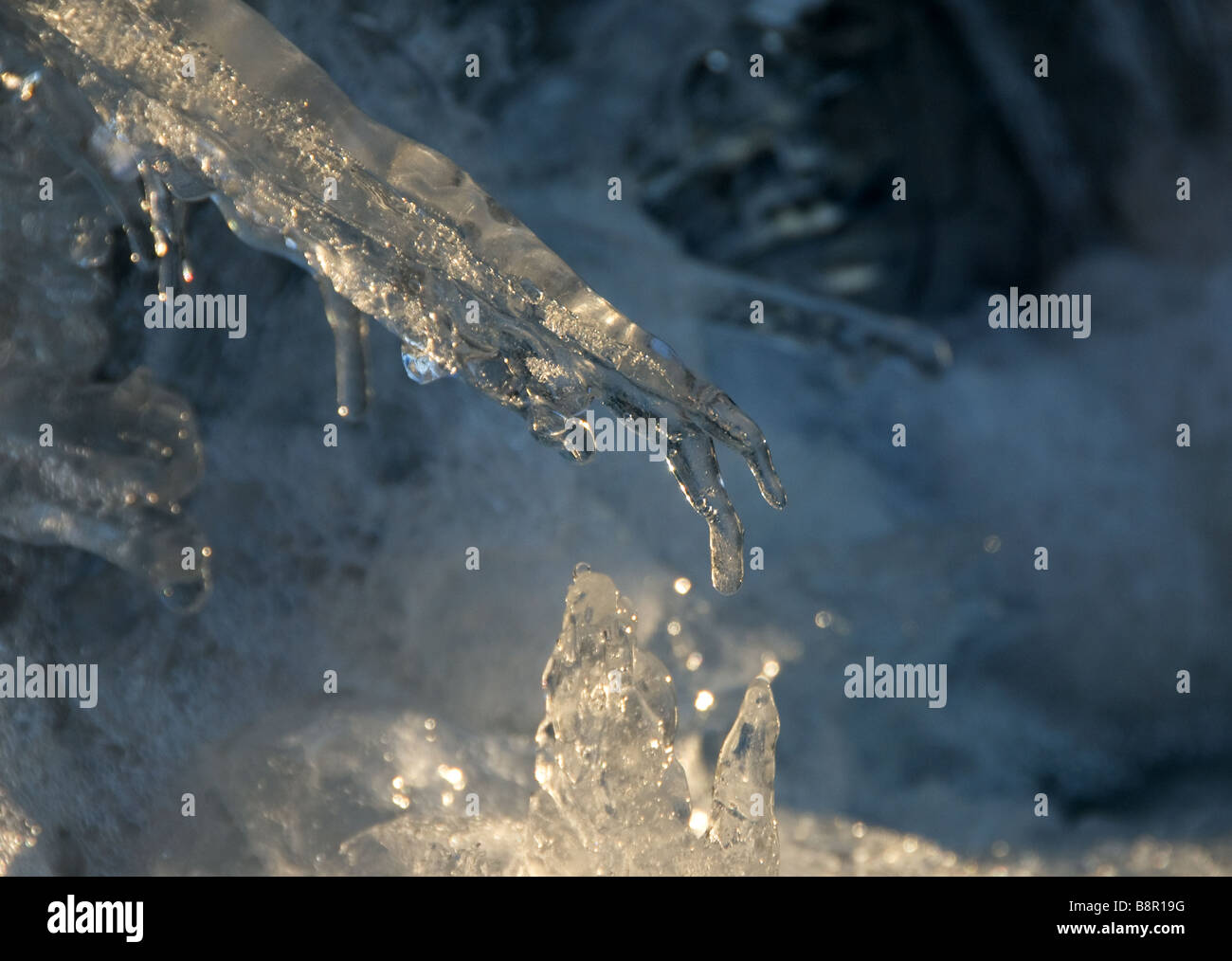 Sculpture de glace sur une fontaine de jardin Banque D'Images