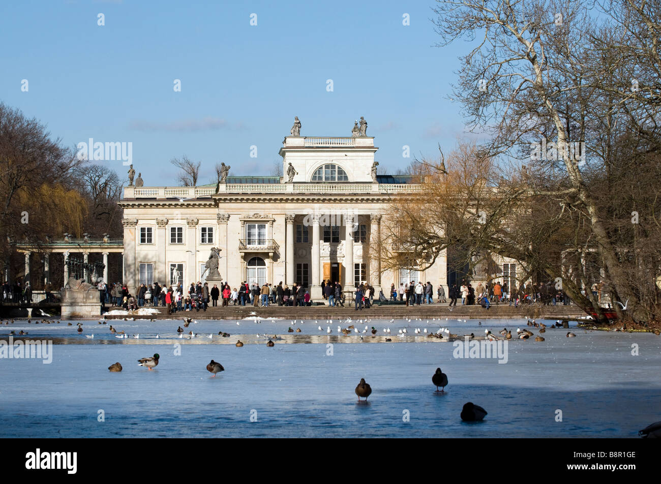 Palace sur l'île dans le parc Royal de Lazienki en hiver. Varsovie, Pologne. Banque D'Images