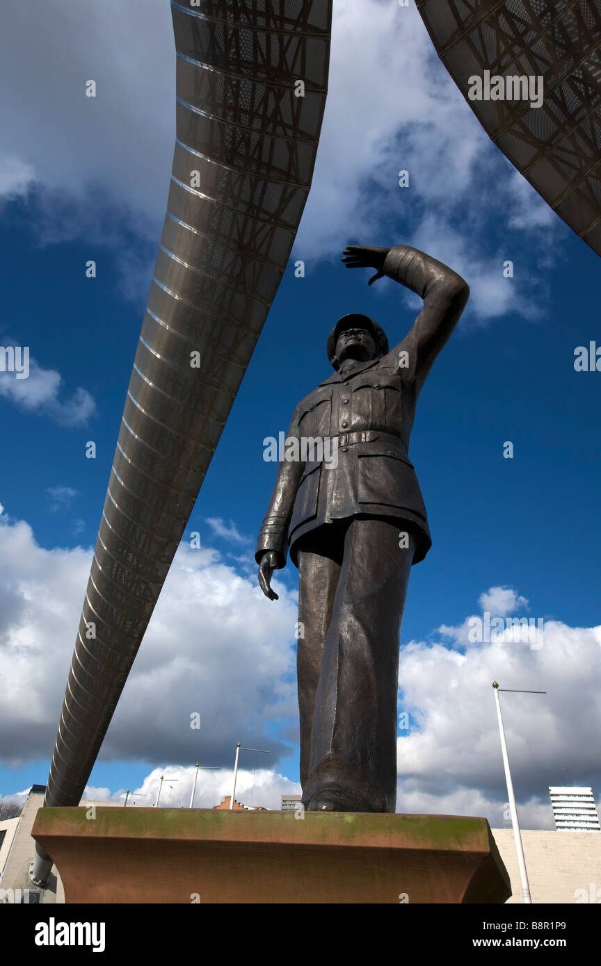 Sir Frank Whittle Sculpture Millénaire Place Coventry West Midlands England UK Banque D'Images
