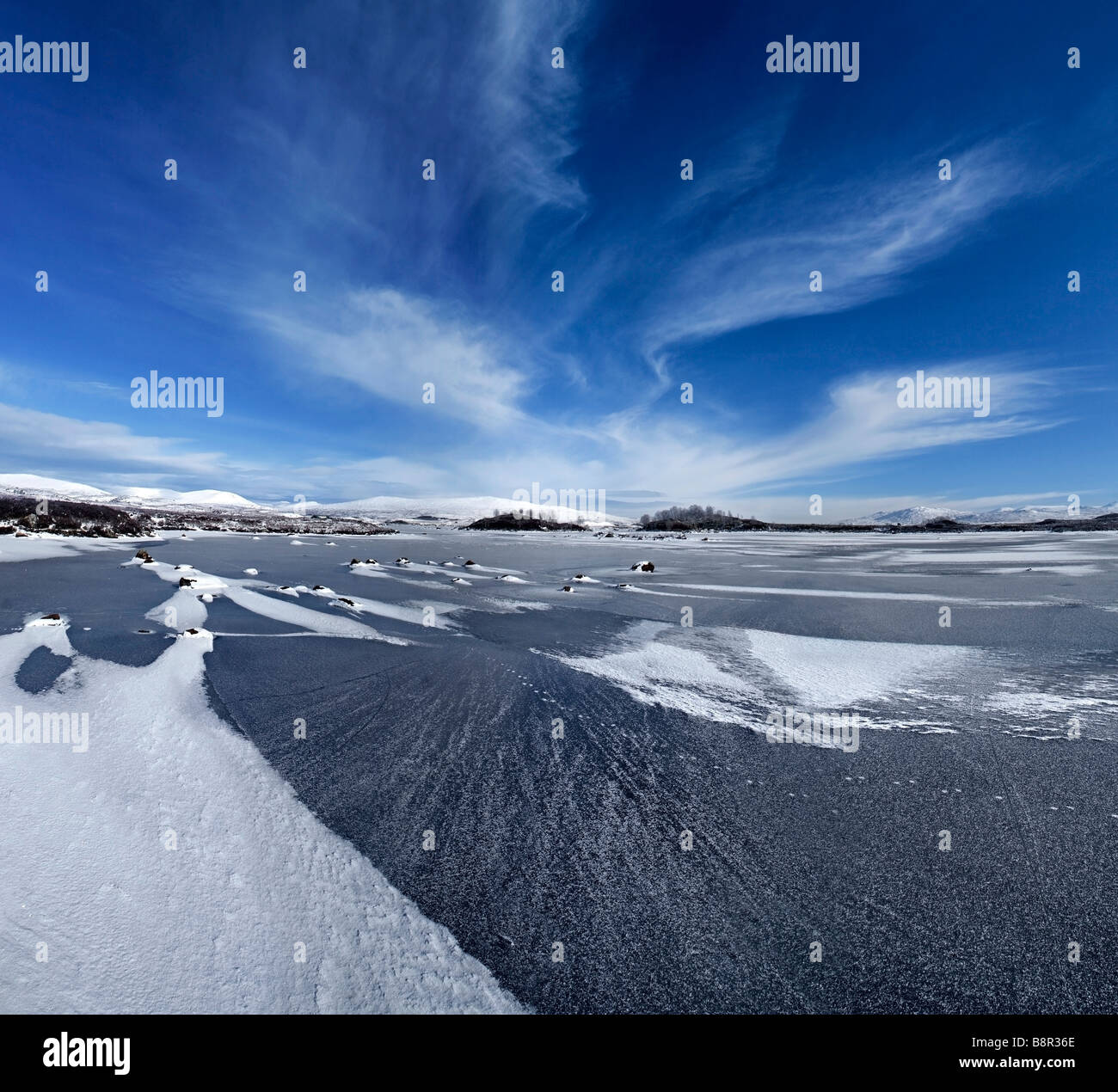 Lac gelé et Cirrus nuages à Rannoch Moor, Highlands, Scotland Banque D'Images