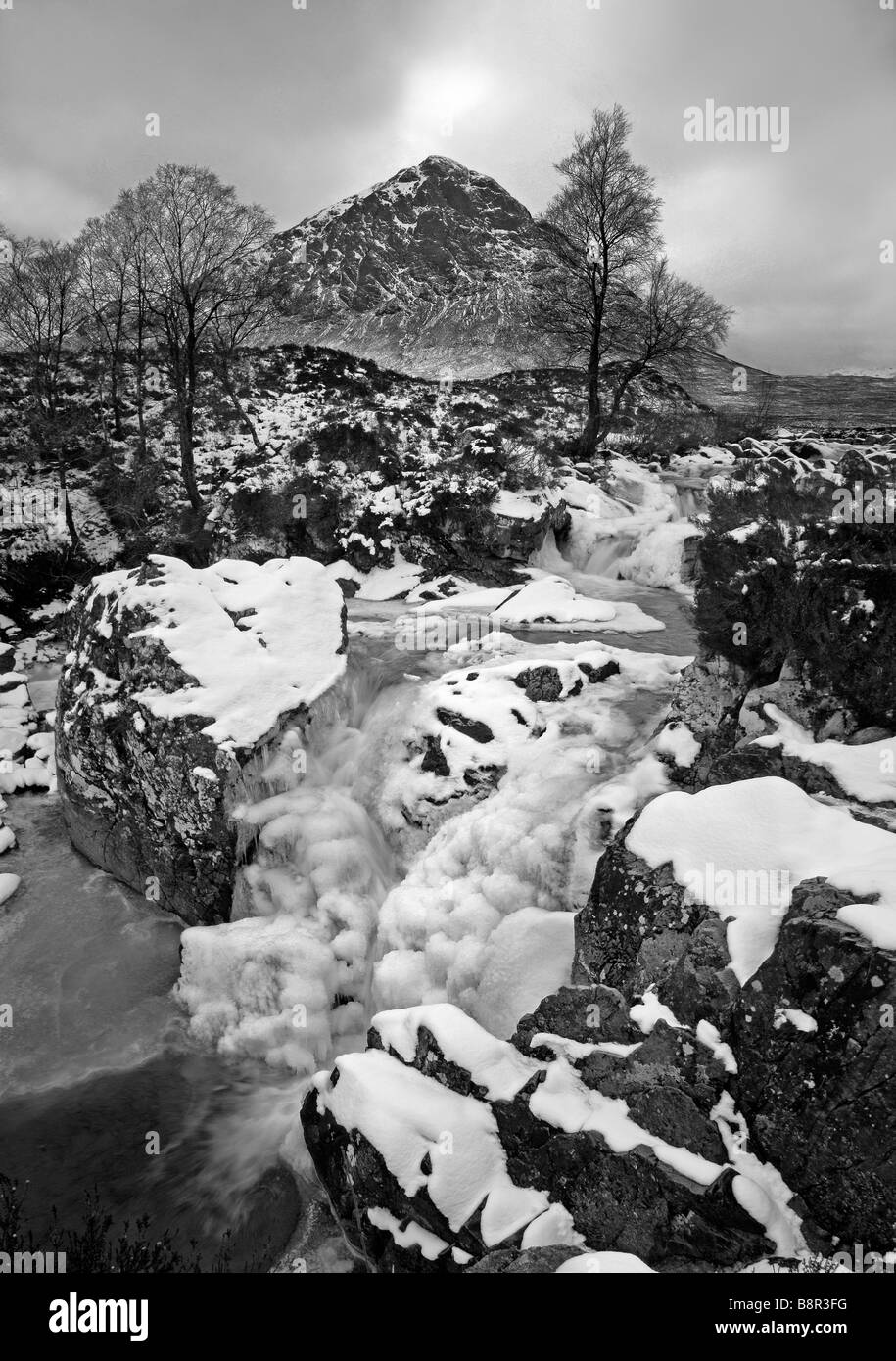 Buachaille Etive - scène d'hiver Mor et frozen river, près de Glen Coe, Highlands, Scotland Banque D'Images