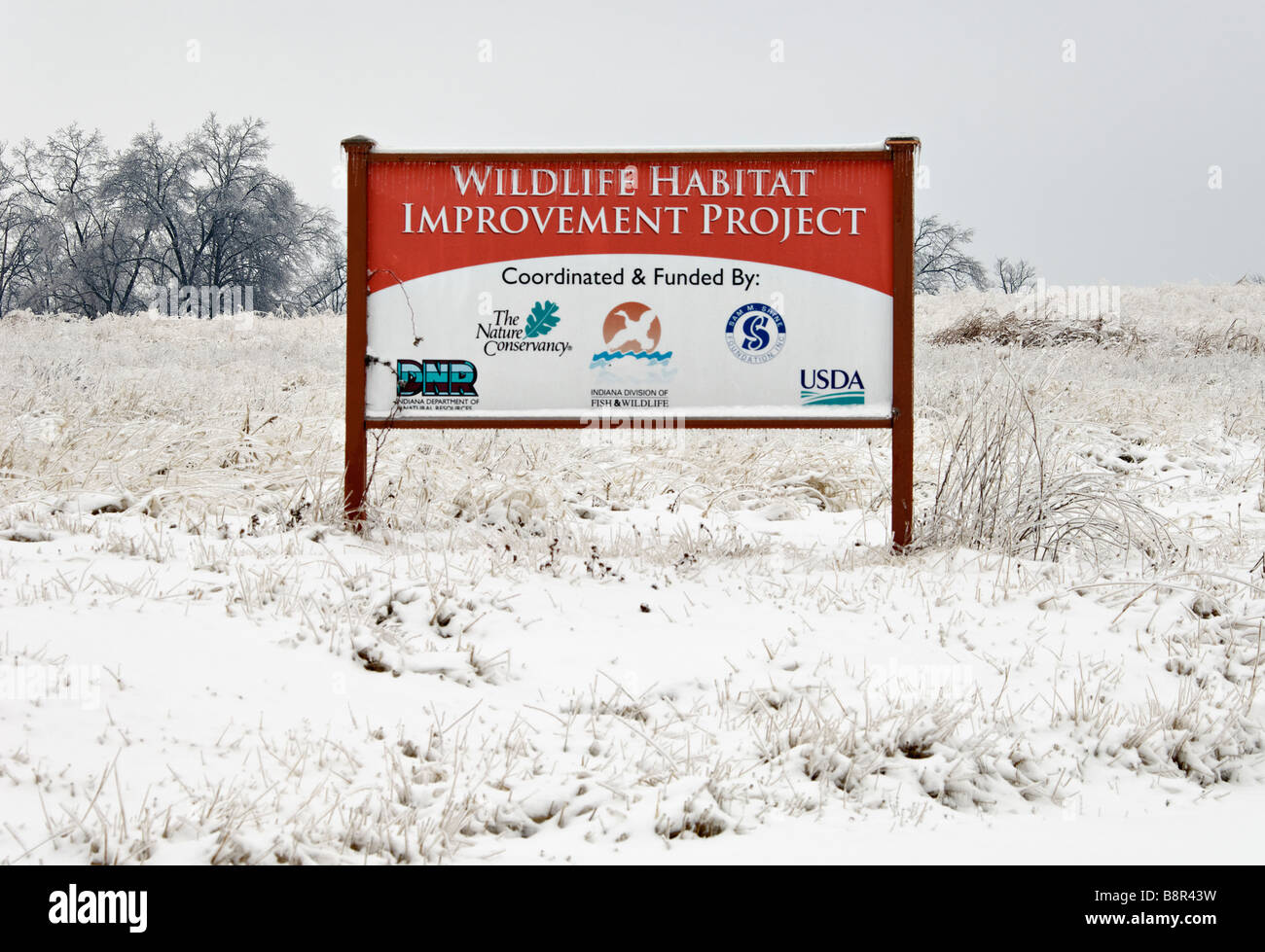 Projet d'amélioration de l'habitat de la faune dans le champ couvert de neige signe à Floyd County Indiana Banque D'Images