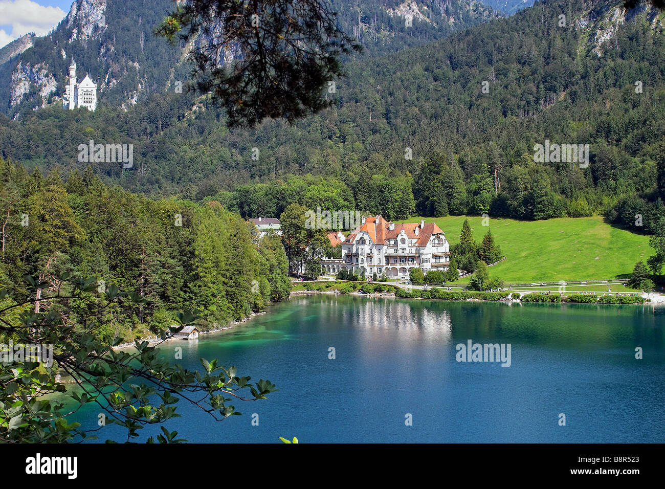 Le château de Neuschwanstein et Hohenschwangau près de Palais bavarois Alpsee Füssen Bavière Allemagne Europe sud-ouest Banque D'Images