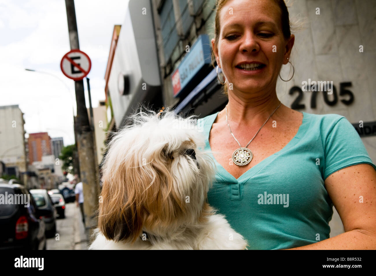 Marcher avec son chien dans les rues de Sao Paulo, Brésil Banque D'Images