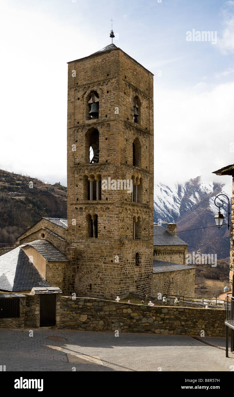 Durro village et 12e siècle église de style romane la Nativitat de Durro dans les Pyrénées. Vall de Boi, Catalogne, Espagne Banque D'Images