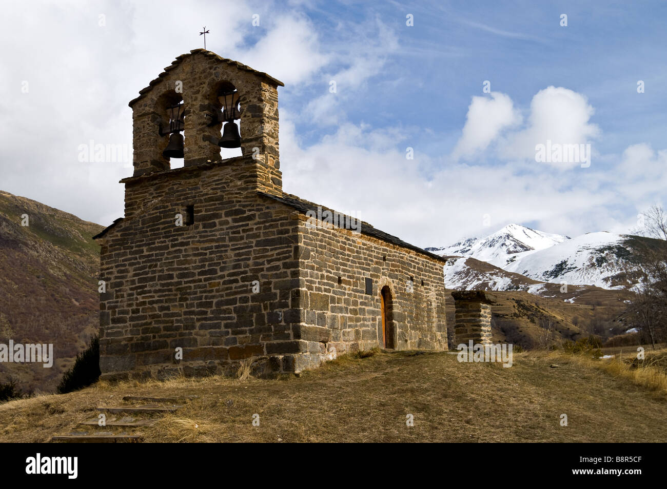 12e siècle église de style Romane Sant Quirc de Durro dans les montagnes des Pyrénées. Vall de Boi, Catalogne, Espagne. Banque D'Images