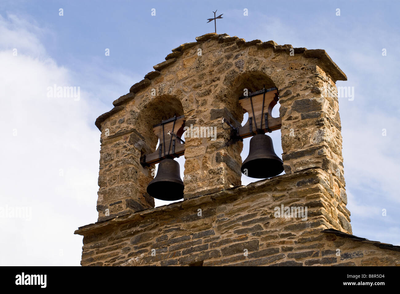 Beffroi du 12e siècle église de style Romane Sant Quirc de Durro. Vall de Boi, Catalogne, Espagne. Banque D'Images