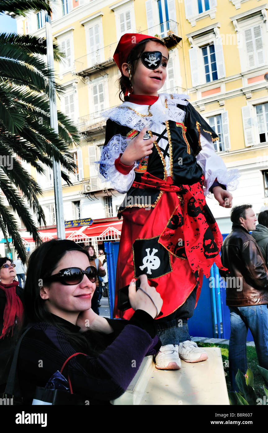 Nice, France, événements publics 'Carnival Parade' mère avec fille en costume de pirate, Parade d'observation des enfants, vacances amusantes, femme côte d'azur Banque D'Images