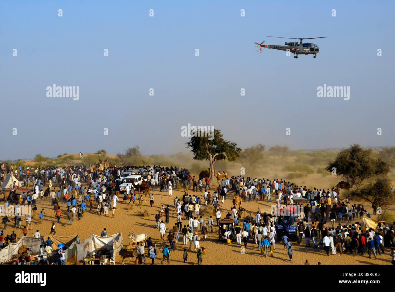 Survol de l'Indian Air Force au Festival de chameau Bikaner, Rajasthan, India Banque D'Images