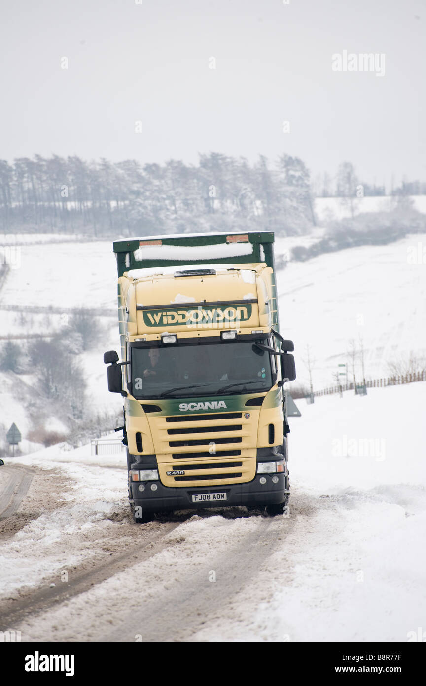 Scania camion poids lourds circulant sur les routes couvertes de neige dans la campagne anglaise Banque D'Images