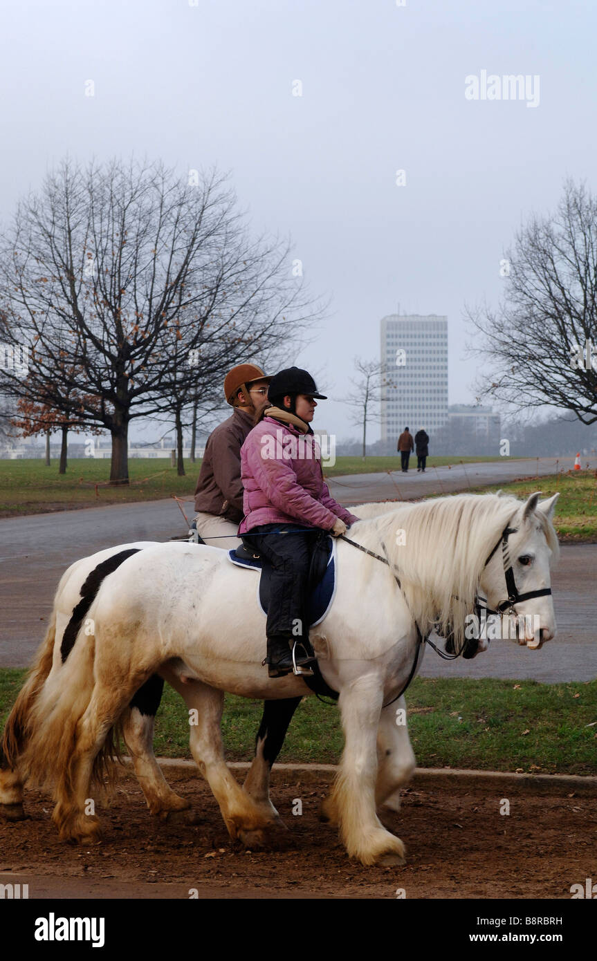 Les enfants équitation poney dans Hyde Park, Londres Banque D'Images