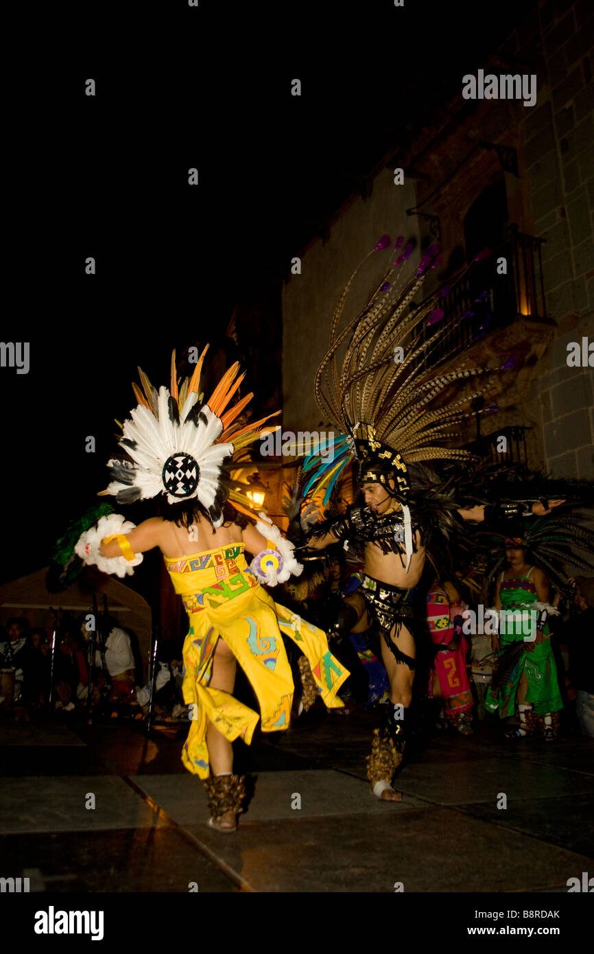 Paire de danseurs aztèques, jour de célébration des morts, San Miguel de Allende, Mexique Banque D'Images