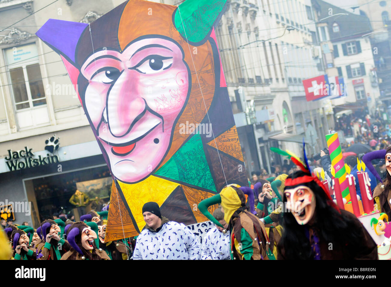 Défilé de gens masqués pendant le carnaval à Bâle, Suisse. Banque D'Images