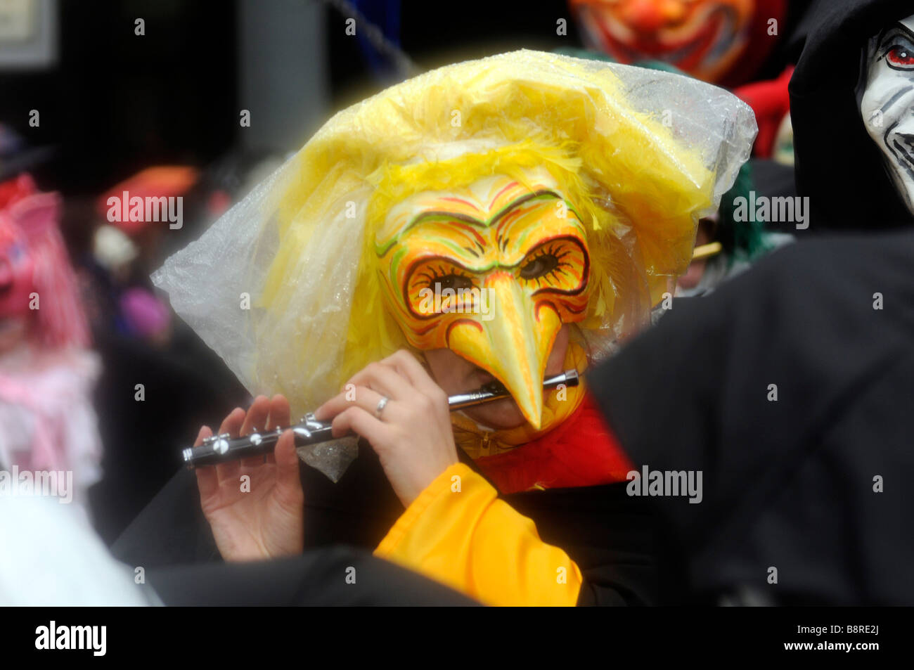 Défilé de gens masqués pendant le carnaval à Bâle, Suisse. Banque D'Images