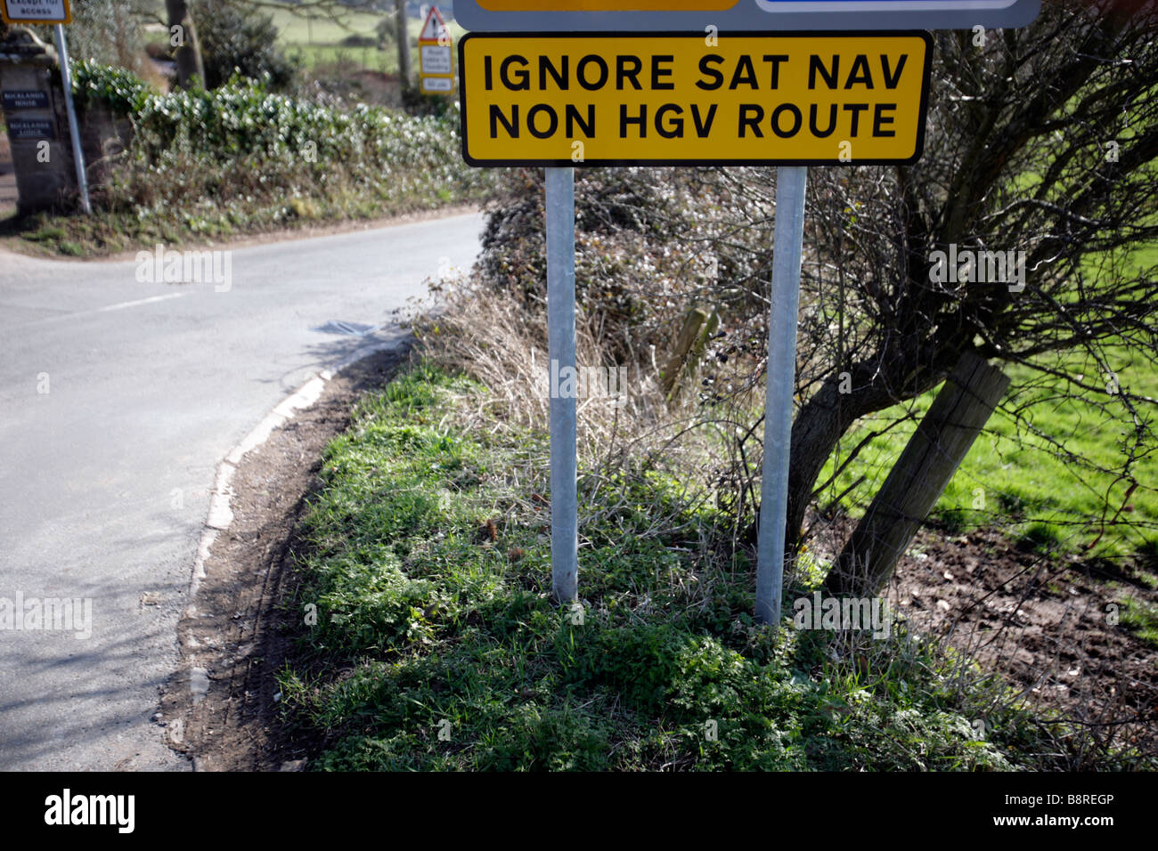 Un signe des conducteurs de camions d'avertissement pour éviter une route recommandée par la navigation par satellite dans le Shropshire, Angleterre Banque D'Images