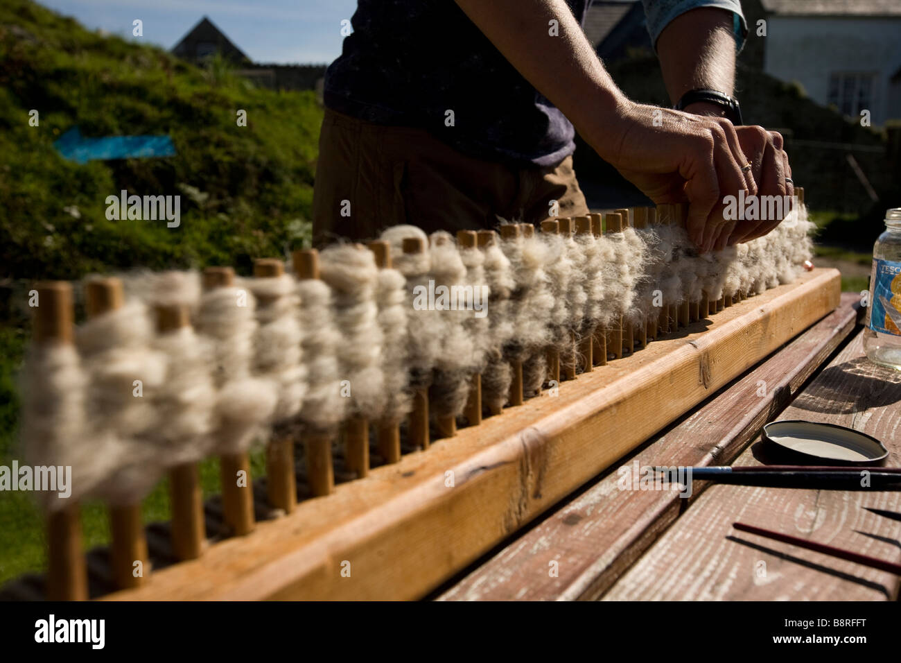 Le tissage de la laine de moutons Bardsey Island de la péninsule de Lleyn North West Wales UK Banque D'Images