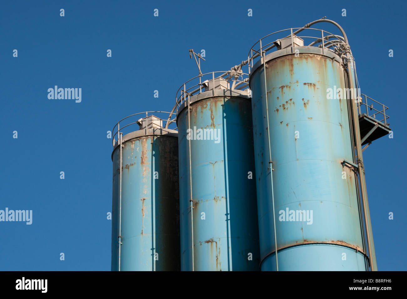 Détail de 3 silos industriels bleu contre ciel bleu clair Banque D'Images