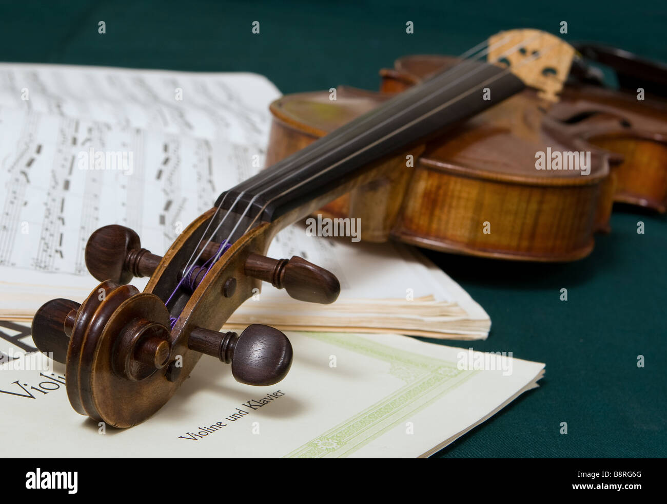 Un ancien violon avec quelques partitions Banque D'Images