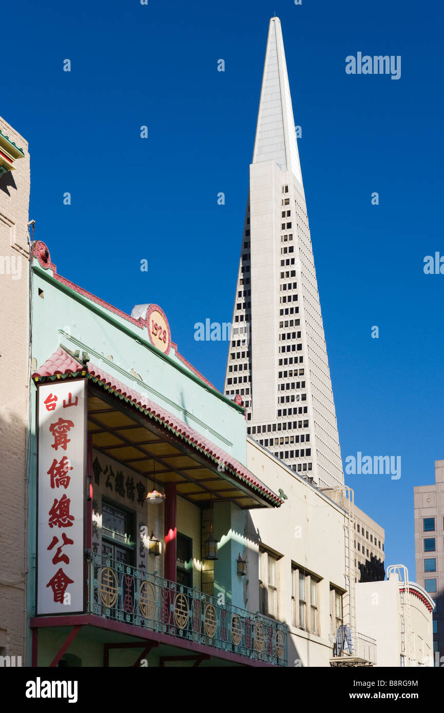 Restaurant dans le quartier chinois avec la Transamerica Pyramid derrière, San Francisco, Californie Banque D'Images