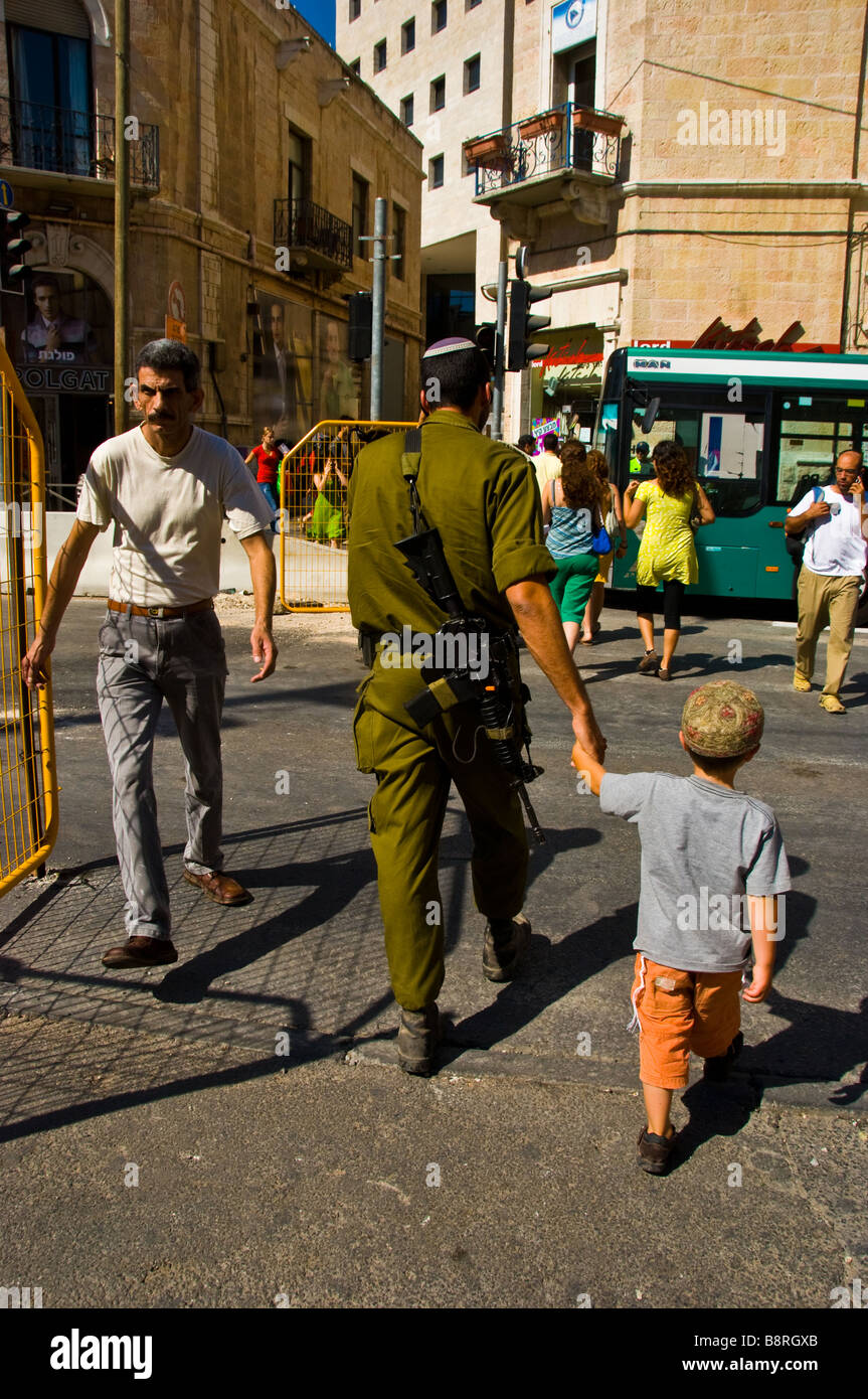 Ben Yehuda Street promenade par un soldat israélien et son fils, Jérusalem, Israël Banque D'Images