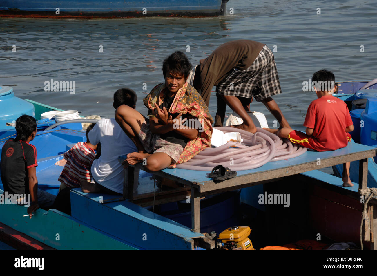Garçon sur voile port Kota Kinabalu Sabah Malaisie Bornéo Asie du sud-est Banque D'Images Garçon sur voile port Kota Kinabalu Sabah Malaisie Bornéo Asie du sud-est Banque D'Images