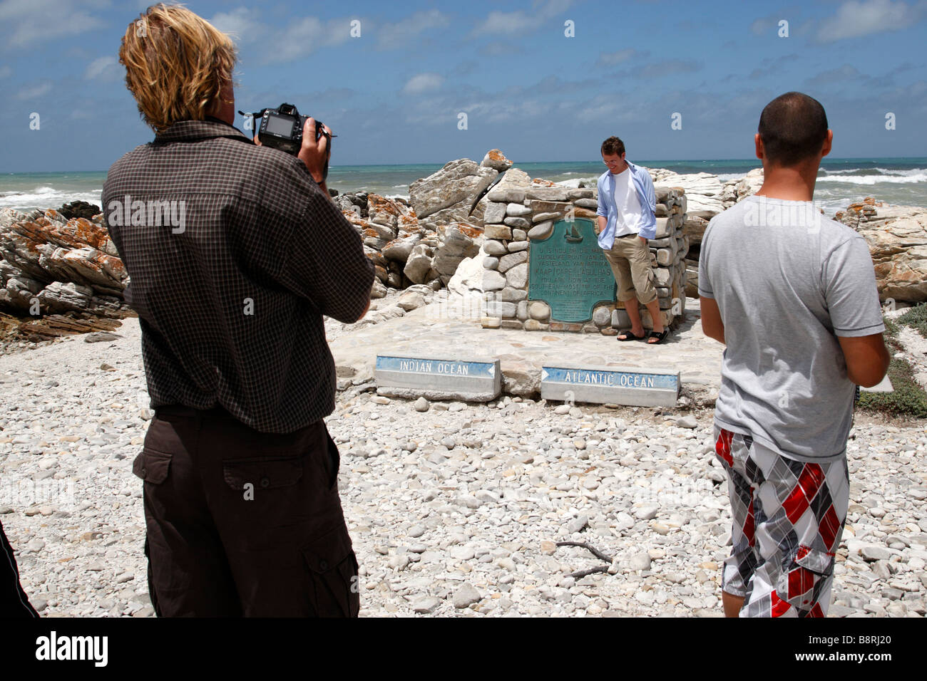 Les touristes de prendre des photos à cap Agulhas afrique du sud Banque D'Images