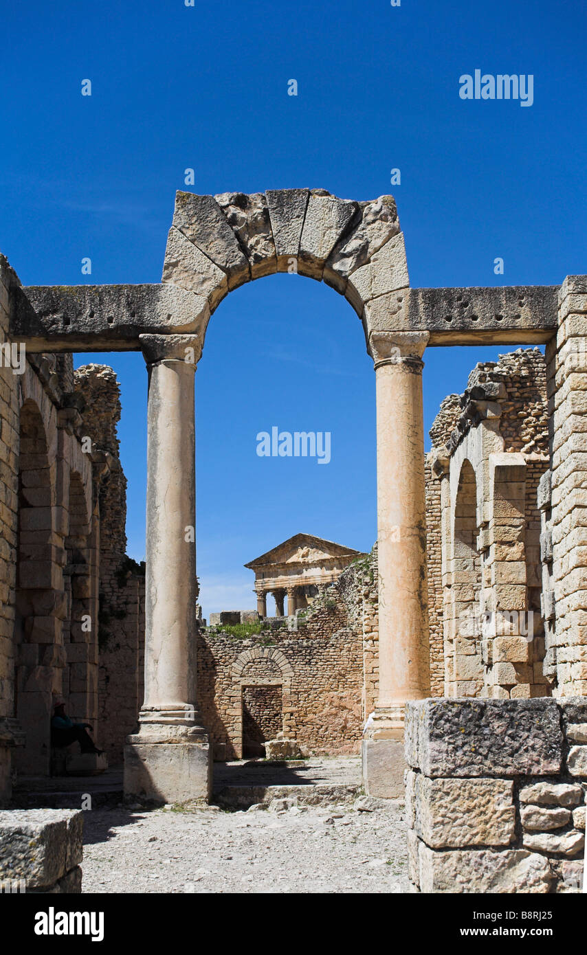 Thermes de Licinius avec le temple capitolin en arrière-plan, ville romaine de Dougga, le dire, la Tunisie. Dougga, la raconter, Tuni Banque D'Images