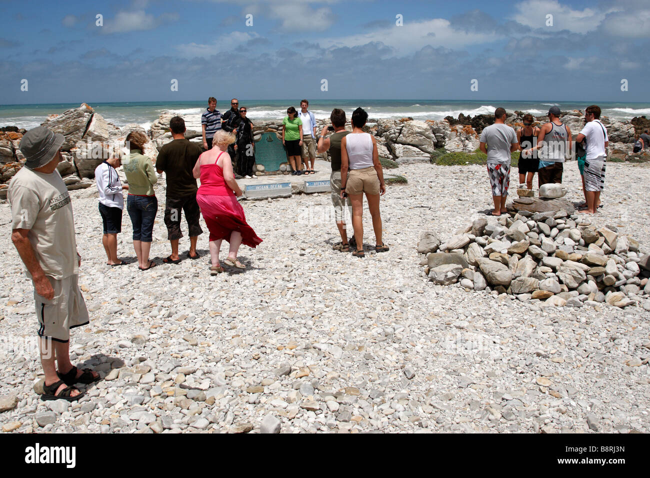 Les touristes de prendre des photos à cap Agulhas afrique du sud Banque D'Images